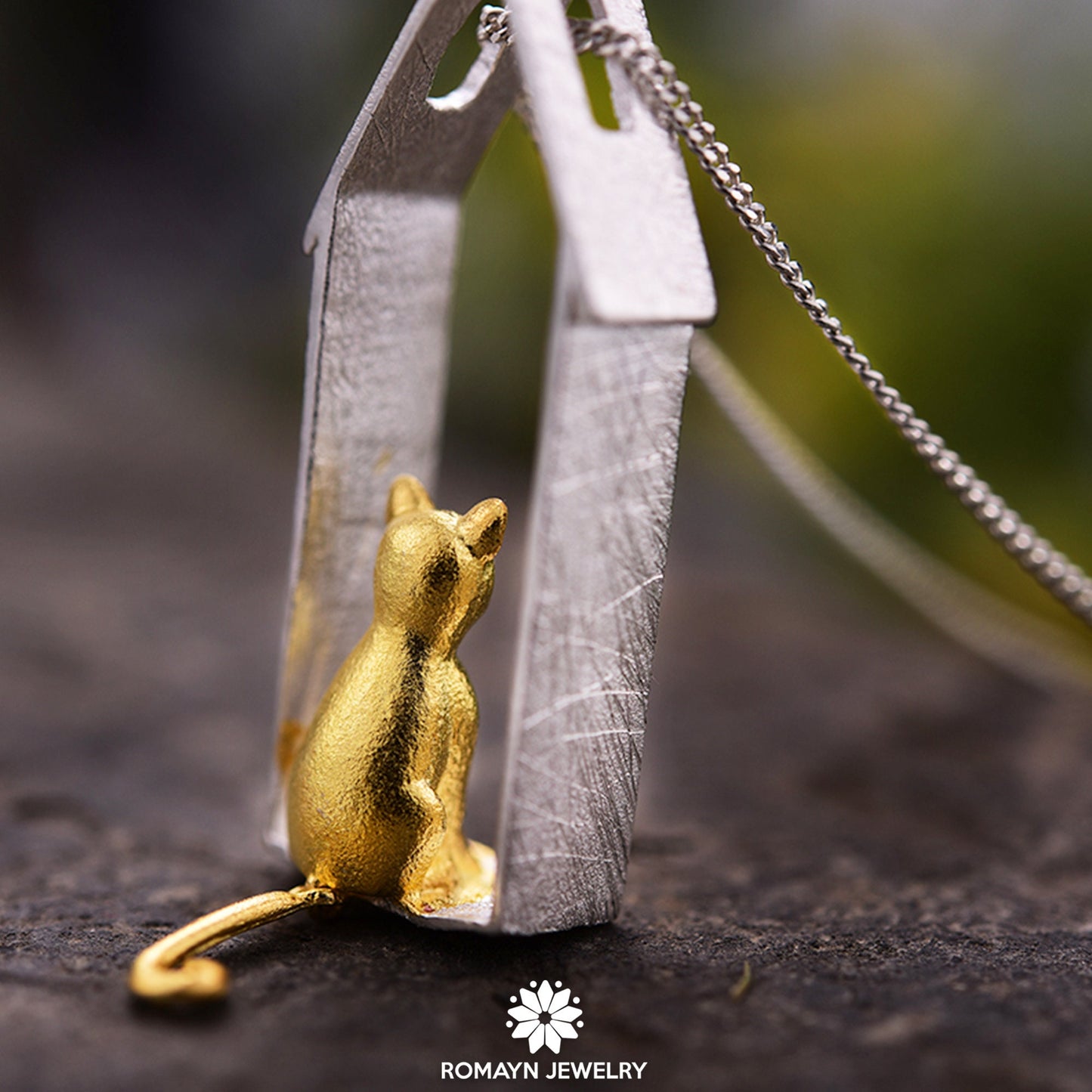 Gazing Cat Necklace